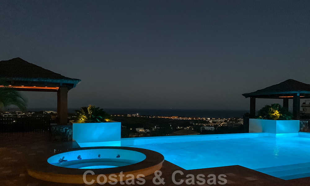 Magnífica villa con vistas panorámicas al mar en venta en un prestigioso complejo de golf 5* en la Nueva Milla de Oro, entre Marbella y Estepona 23349