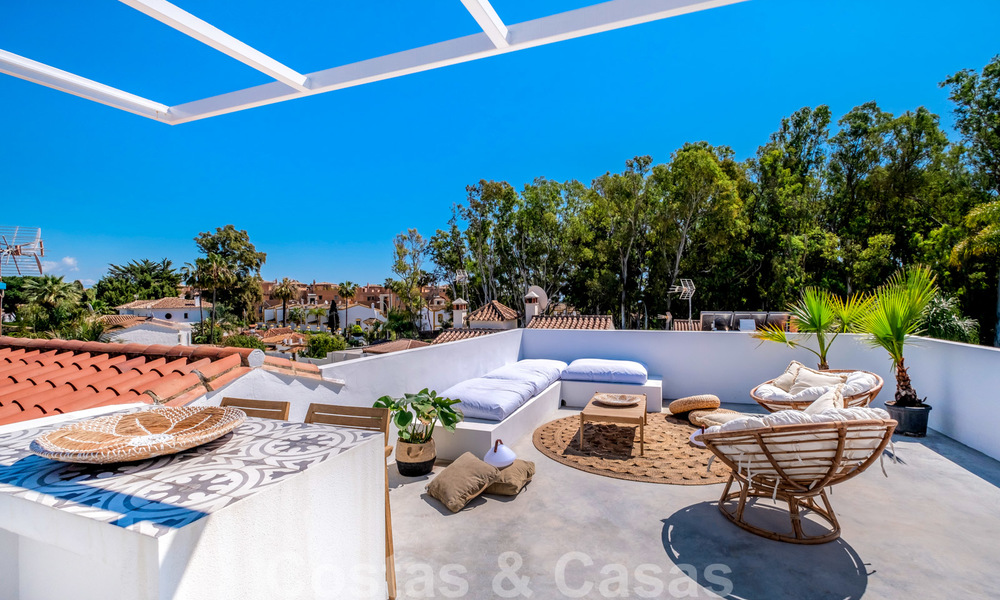 Hermosa villa pareada de estilo Ibiza a la venta, a poca distancia de la playa y el centro de San Pedro - Marbella 23359