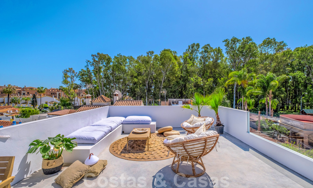Hermosa villa pareada de estilo Ibiza a la venta, a poca distancia de la playa y el centro de San Pedro - Marbella 23360