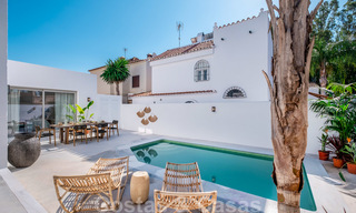 Hermosa villa pareada de estilo Ibiza a la venta, a poca distancia de la playa y el centro de San Pedro - Marbella 23378 