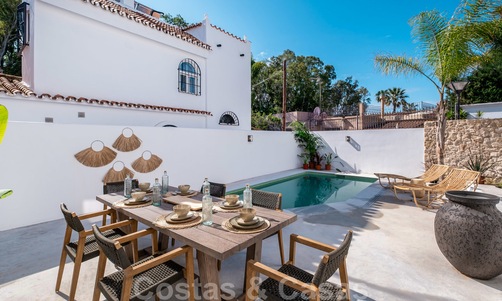 Hermosa villa pareada de estilo Ibiza a la venta, a poca distancia de la playa y el centro de San Pedro - Marbella 23380