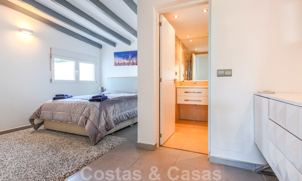 Villa en primera línea de playa en venta en la Nueva Milla de Oro, entre Marbella y Estepona 23473