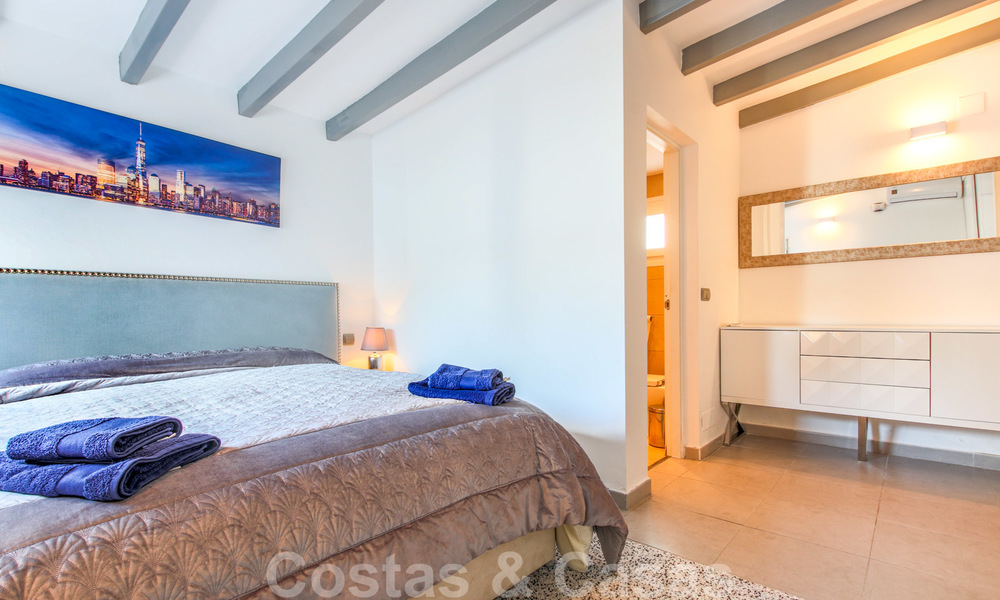 Villa en primera línea de playa en venta en la Nueva Milla de Oro, entre Marbella y Estepona 23475