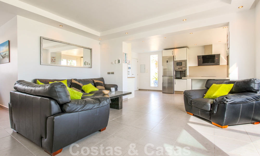 Villa en primera línea de playa en venta en la Nueva Milla de Oro, entre Marbella y Estepona 23476