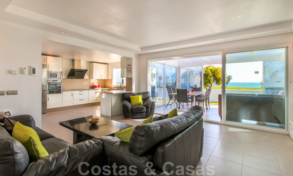 Villa en primera línea de playa en venta en la Nueva Milla de Oro, entre Marbella y Estepona 23478