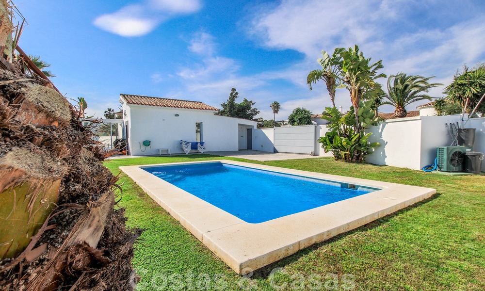 Villa en primera línea de playa en venta en la Nueva Milla de Oro, entre Marbella y Estepona 23479
