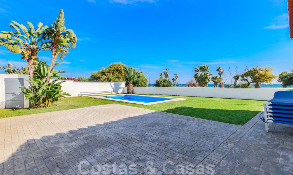 Villa en primera línea de playa en venta en la Nueva Milla de Oro, entre Marbella y Estepona 23480