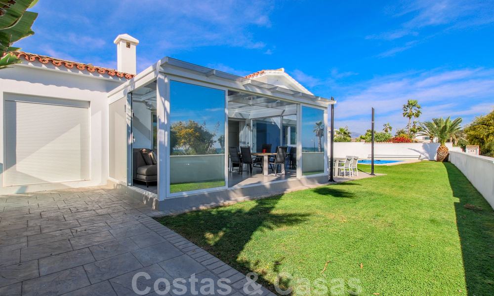 Villa en primera línea de playa en venta en la Nueva Milla de Oro, entre Marbella y Estepona 23481