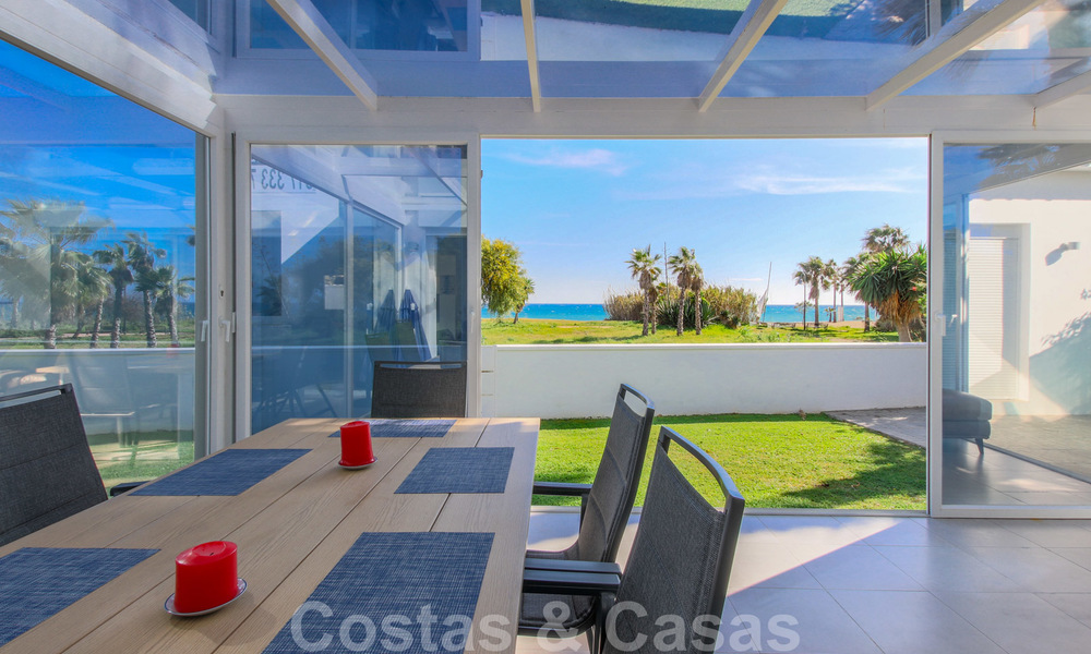 Villa en primera línea de playa en venta en la Nueva Milla de Oro, entre Marbella y Estepona 23482