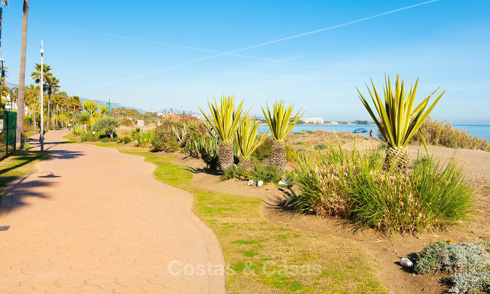 Villa en primera línea de playa en venta en la Nueva Milla de Oro, entre Marbella y Estepona 23483