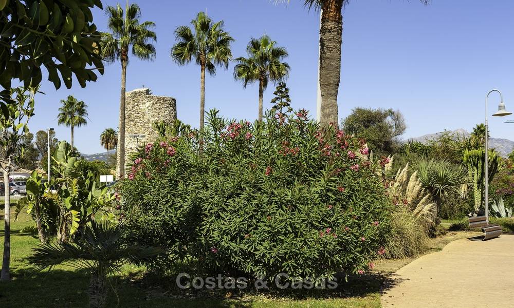 Villa en primera línea de playa en venta en la Nueva Milla de Oro, entre Marbella y Estepona 23486