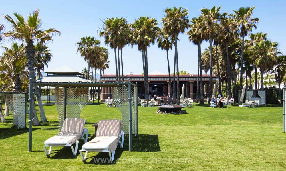 Villa en primera línea de playa en venta en la Nueva Milla de Oro, entre Marbella y Estepona 23489