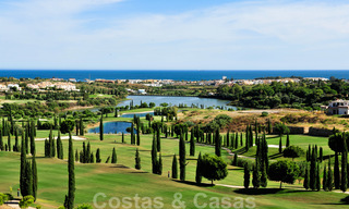 Apartamentos de lujo a la venta en Royal Flamingos con impresionantes vistas al golf y al mar en Marbella - Benahavis 23966 