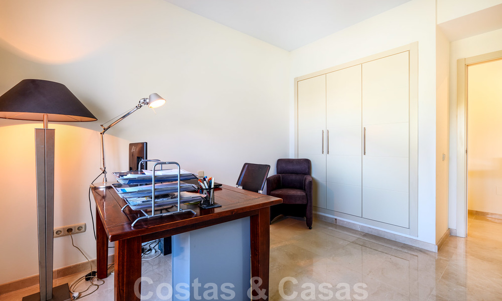 Apartamento contemporáneo de planta baja en venta en una exclusiva urbanización con laguna privada, Casares, Costa del Sol 23595