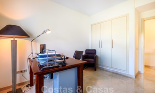 Apartamento contemporáneo de planta baja en venta en una exclusiva urbanización con laguna privada, Casares, Costa del Sol 23595 