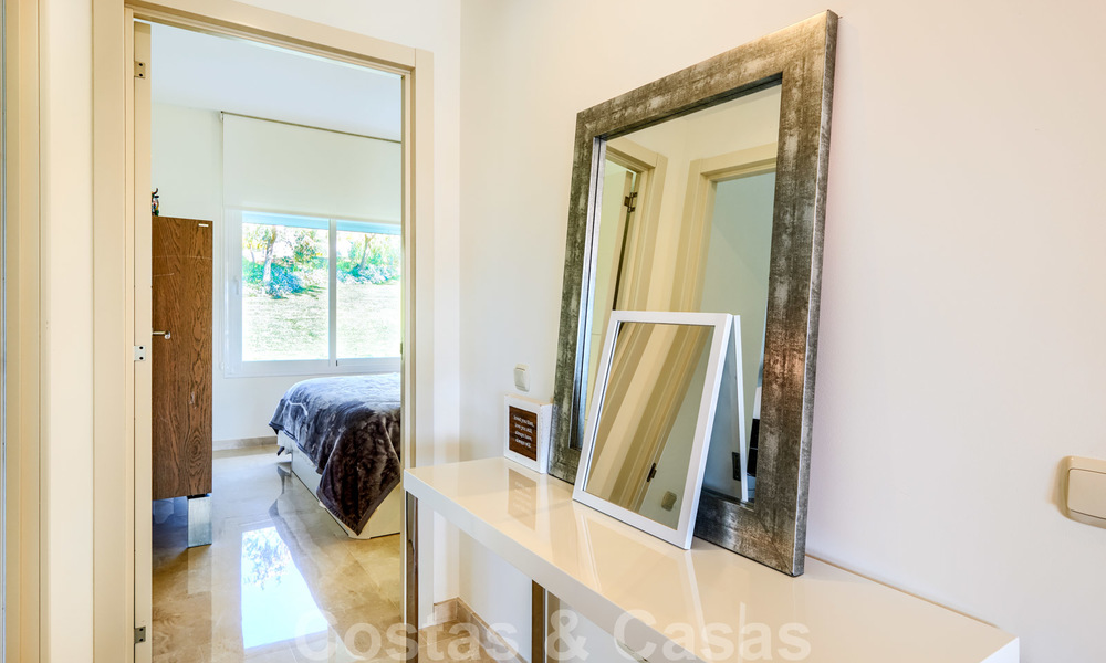 Apartamento contemporáneo de planta baja en venta en una exclusiva urbanización con laguna privada, Casares, Costa del Sol 23596