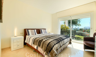 Apartamento contemporáneo de planta baja en venta en una exclusiva urbanización con laguna privada, Casares, Costa del Sol 23601 