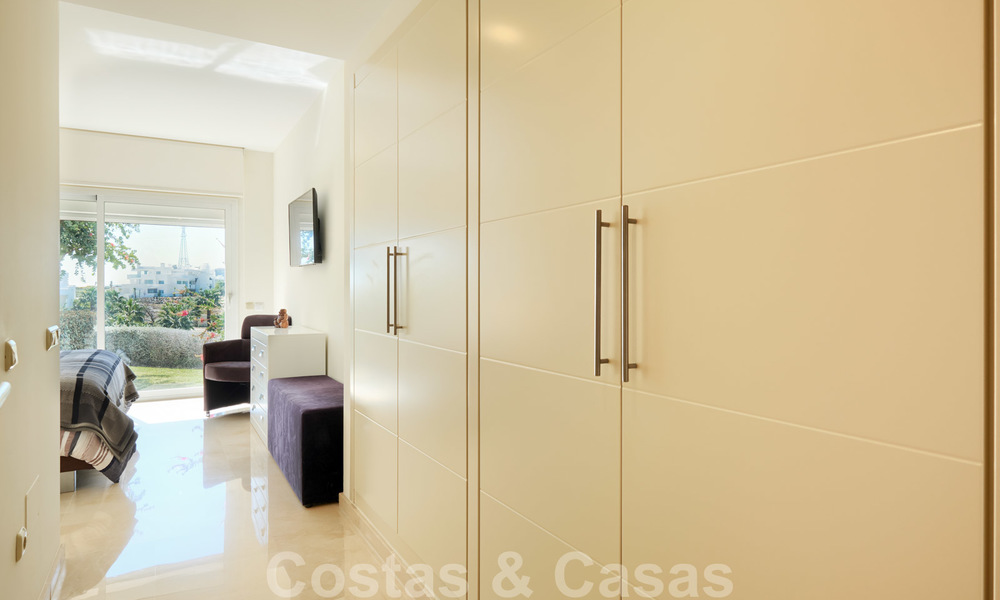 Apartamento contemporáneo de planta baja en venta en una exclusiva urbanización con laguna privada, Casares, Costa del Sol 23603