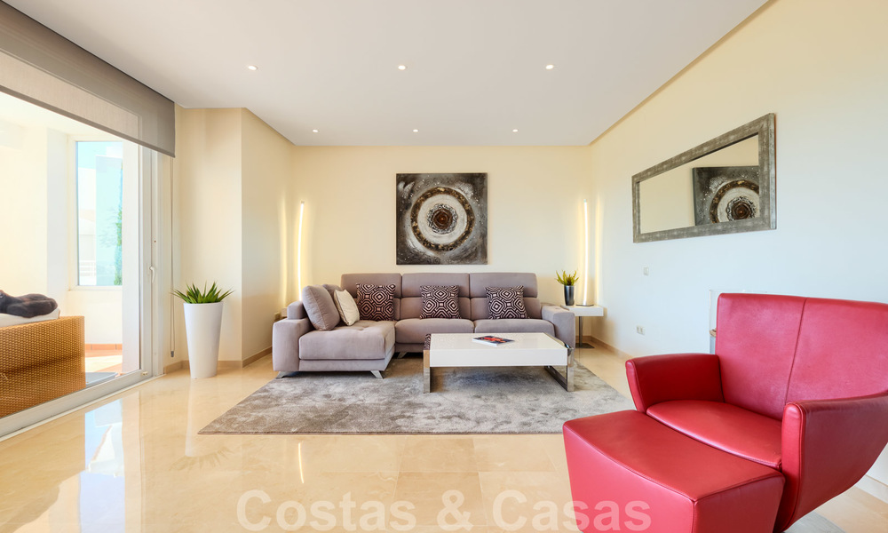 Apartamento contemporáneo de planta baja en venta en una exclusiva urbanización con laguna privada, Casares, Costa del Sol 23604