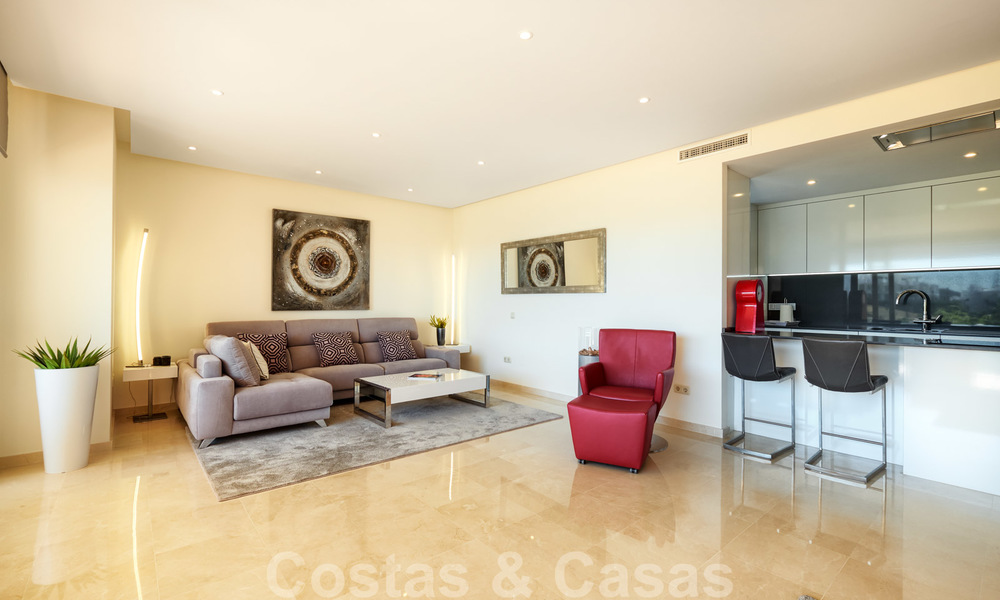 Apartamento contemporáneo de planta baja en venta en una exclusiva urbanización con laguna privada, Casares, Costa del Sol 23605