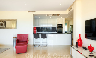 Apartamento contemporáneo de planta baja en venta en una exclusiva urbanización con laguna privada, Casares, Costa del Sol 23606 