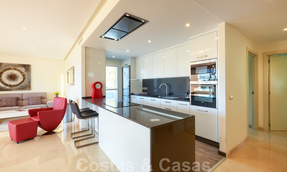 Apartamento contemporáneo de planta baja en venta en una exclusiva urbanización con laguna privada, Casares, Costa del Sol 23607