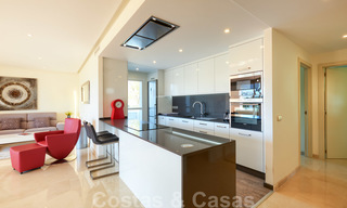 Apartamento contemporáneo de planta baja en venta en una exclusiva urbanización con laguna privada, Casares, Costa del Sol 23607 