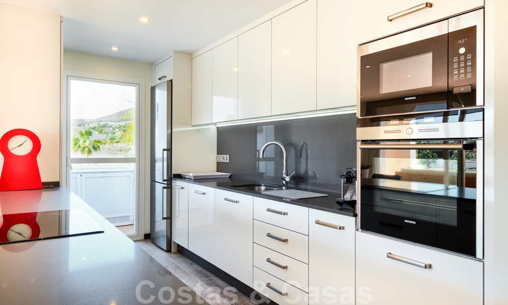 Apartamento contemporáneo de planta baja en venta en una exclusiva urbanización con laguna privada, Casares, Costa del Sol 23608