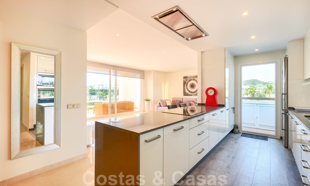 Apartamento contemporáneo de planta baja en venta en una exclusiva urbanización con laguna privada, Casares, Costa del Sol 23609