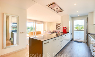 Apartamento contemporáneo de planta baja en venta en una exclusiva urbanización con laguna privada, Casares, Costa del Sol 23609 