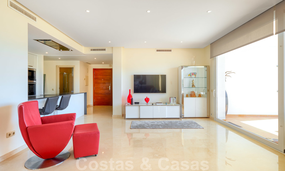 Apartamento contemporáneo de planta baja en venta en una exclusiva urbanización con laguna privada, Casares, Costa del Sol 23611