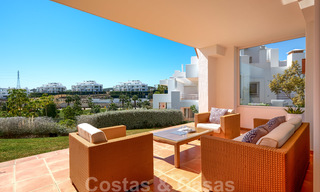 Apartamento contemporáneo de planta baja en venta en una exclusiva urbanización con laguna privada, Casares, Costa del Sol 23613 