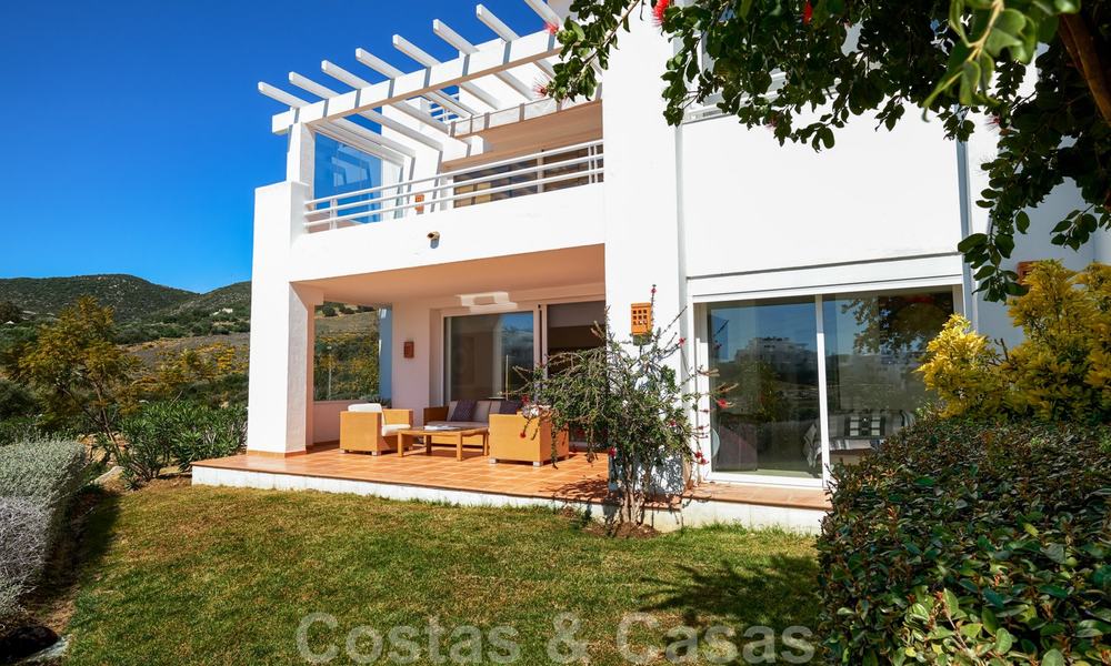 Apartamento contemporáneo de planta baja en venta en una exclusiva urbanización con laguna privada, Casares, Costa del Sol 23615