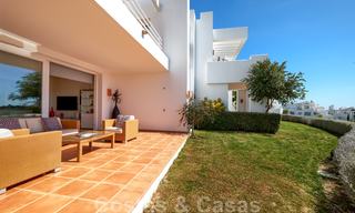 Apartamento contemporáneo de planta baja en venta en una exclusiva urbanización con laguna privada, Casares, Costa del Sol 23616 