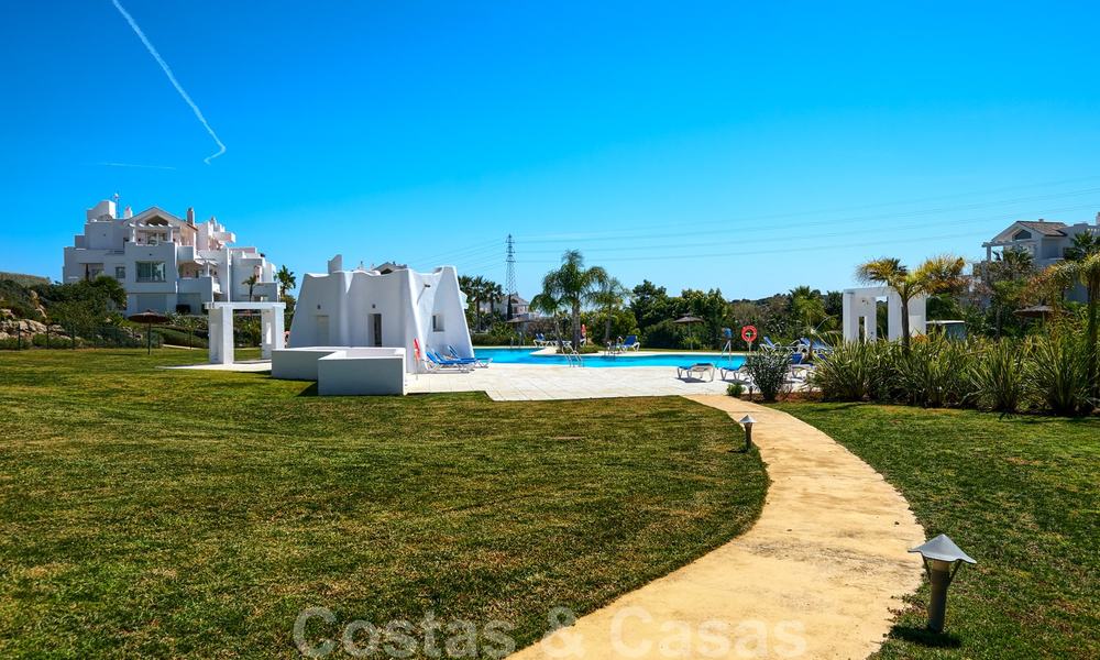 Apartamento contemporáneo de planta baja en venta en una exclusiva urbanización con laguna privada, Casares, Costa del Sol 23618