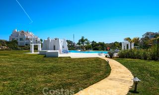 Apartamento contemporáneo de planta baja en venta en una exclusiva urbanización con laguna privada, Casares, Costa del Sol 23618 