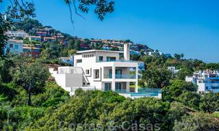 Una moderna villa con hermosas vistas a la montaña y al mar en venta en las colinas del este de Marbella 23640 