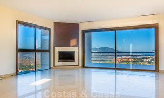 Una moderna villa con hermosas vistas a la montaña y al mar en venta en las colinas del este de Marbella 23641 