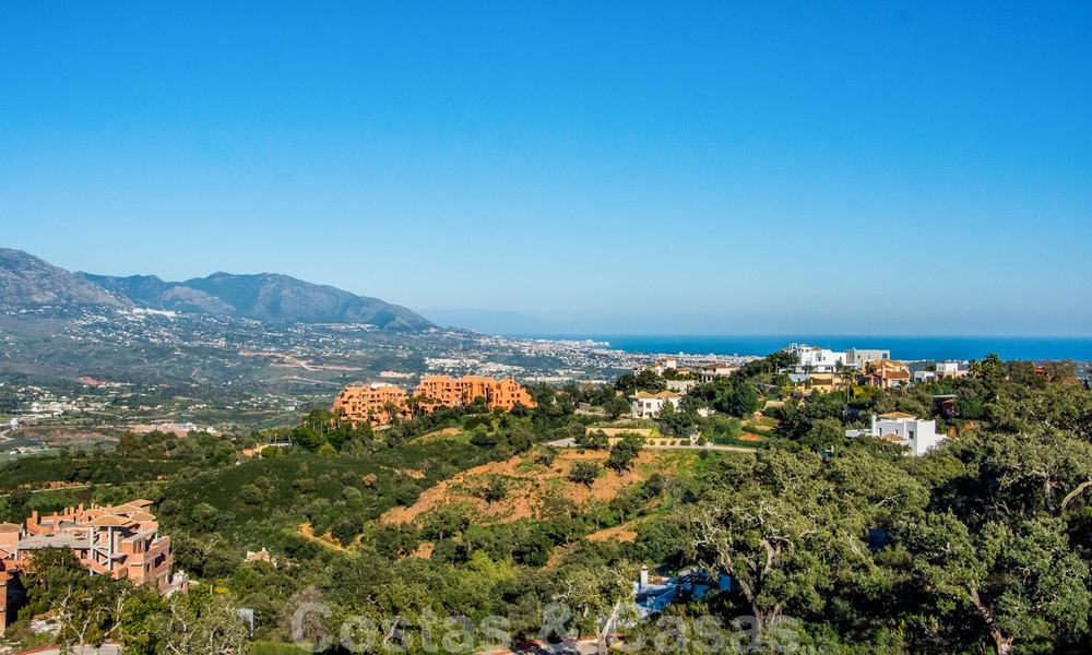 Una moderna villa con hermosas vistas a la montaña y al mar en venta en las colinas del este de Marbella 23642