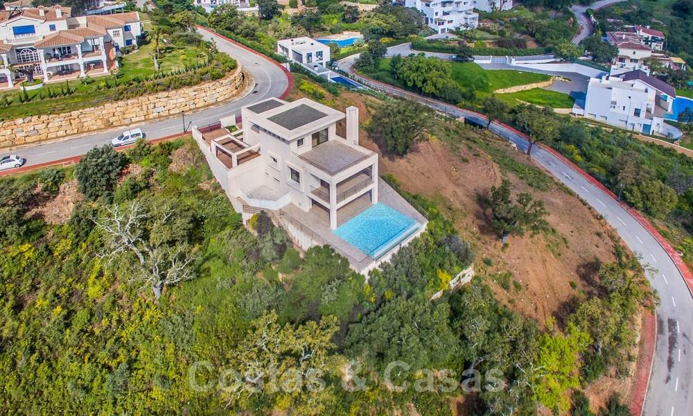Una moderna villa con hermosas vistas a la montaña y al mar en venta en las colinas del este de Marbella 23643