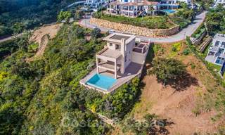 Una moderna villa con hermosas vistas a la montaña y al mar en venta en las colinas del este de Marbella 23644 