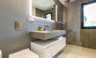 Listo para mudarse a una nueva y moderna villa de lujo en una zona residencial cerrada y asegurada en Nueva Andalucía, Marbella 23654 