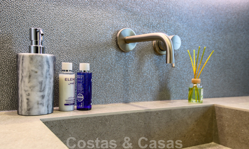 Listo para mudarse a una nueva y moderna villa de lujo en una zona residencial cerrada y asegurada en Nueva Andalucía, Marbella 23655