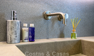 Listo para mudarse a una nueva y moderna villa de lujo en una zona residencial cerrada y asegurada en Nueva Andalucía, Marbella 23655 