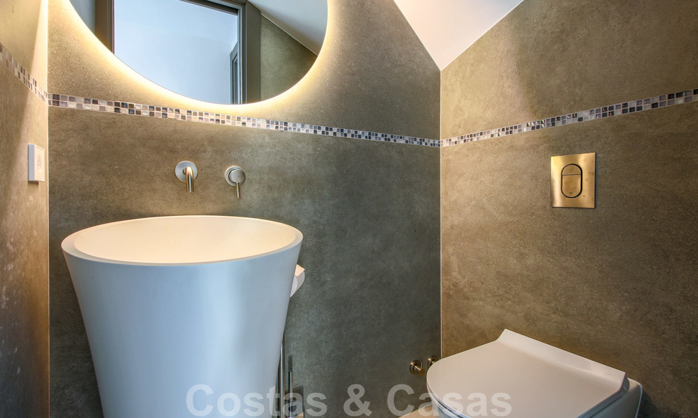 Listo para mudarse a una nueva y moderna villa de lujo en una zona residencial cerrada y asegurada en Nueva Andalucía, Marbella 23656