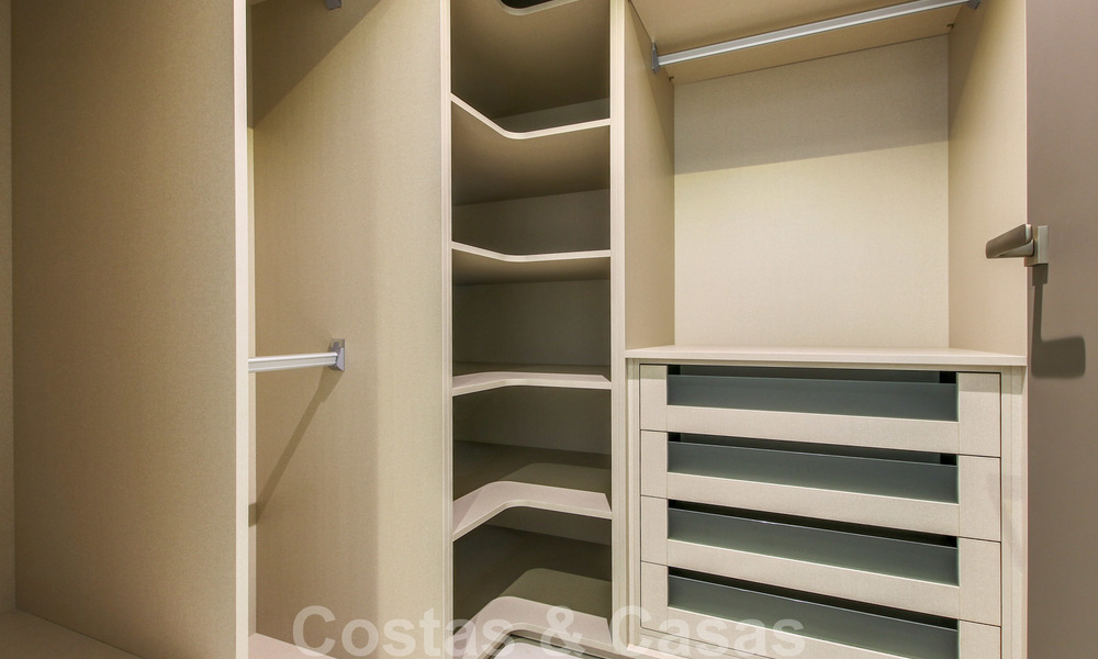 Listo para mudarse a una nueva y moderna villa de lujo en una zona residencial cerrada y asegurada en Nueva Andalucía, Marbella 23660