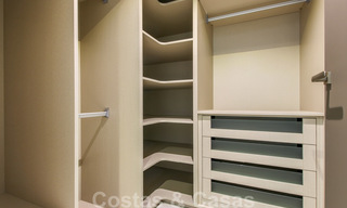 Listo para mudarse a una nueva y moderna villa de lujo en una zona residencial cerrada y asegurada en Nueva Andalucía, Marbella 23660 