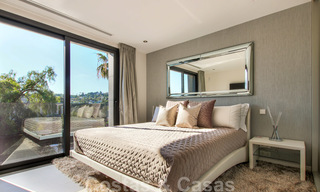 Listo para mudarse a una nueva y moderna villa de lujo en una zona residencial cerrada y asegurada en Nueva Andalucía, Marbella 23670 