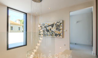 Listo para mudarse a una nueva y moderna villa de lujo en una zona residencial cerrada y asegurada en Nueva Andalucía, Marbella 23671 