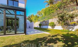 Listo para mudarse a una nueva y moderna villa de lujo en una zona residencial cerrada y asegurada en Nueva Andalucía, Marbella 23673 